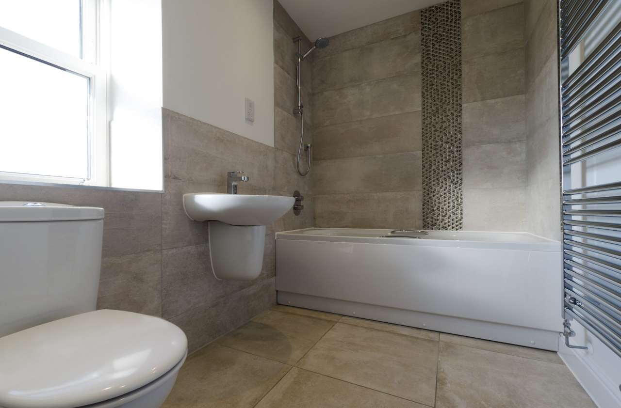 Kingston - bathroom 1
